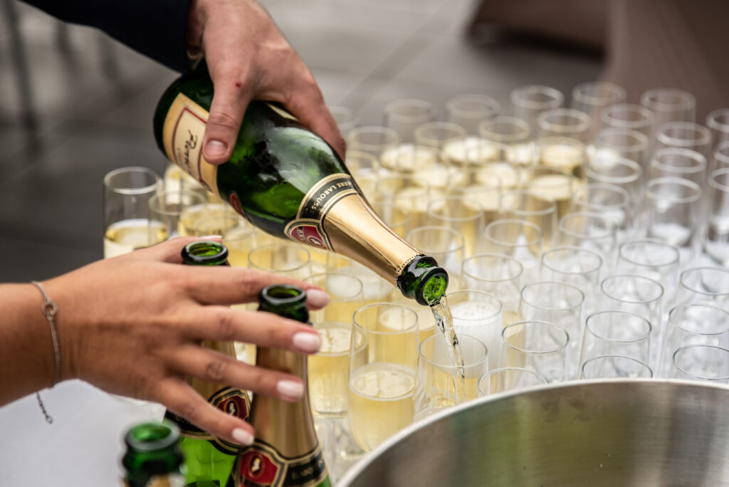 feestje-bubbels-proost-fles-glazen