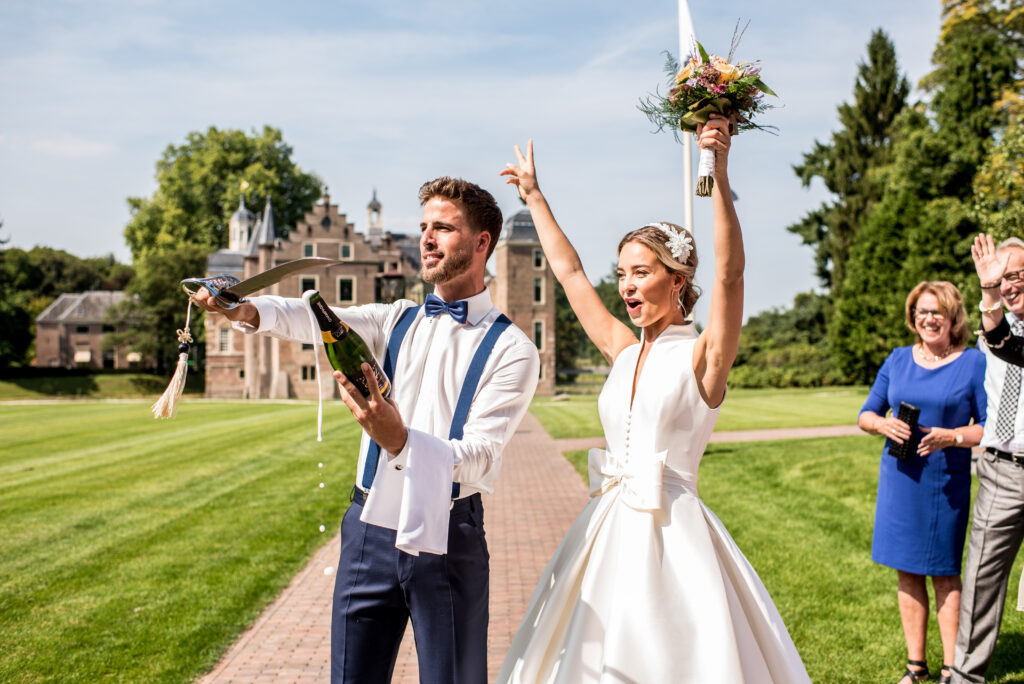 sabreren-proost-moment-getrouwd-feliciteren-proosten-juichen