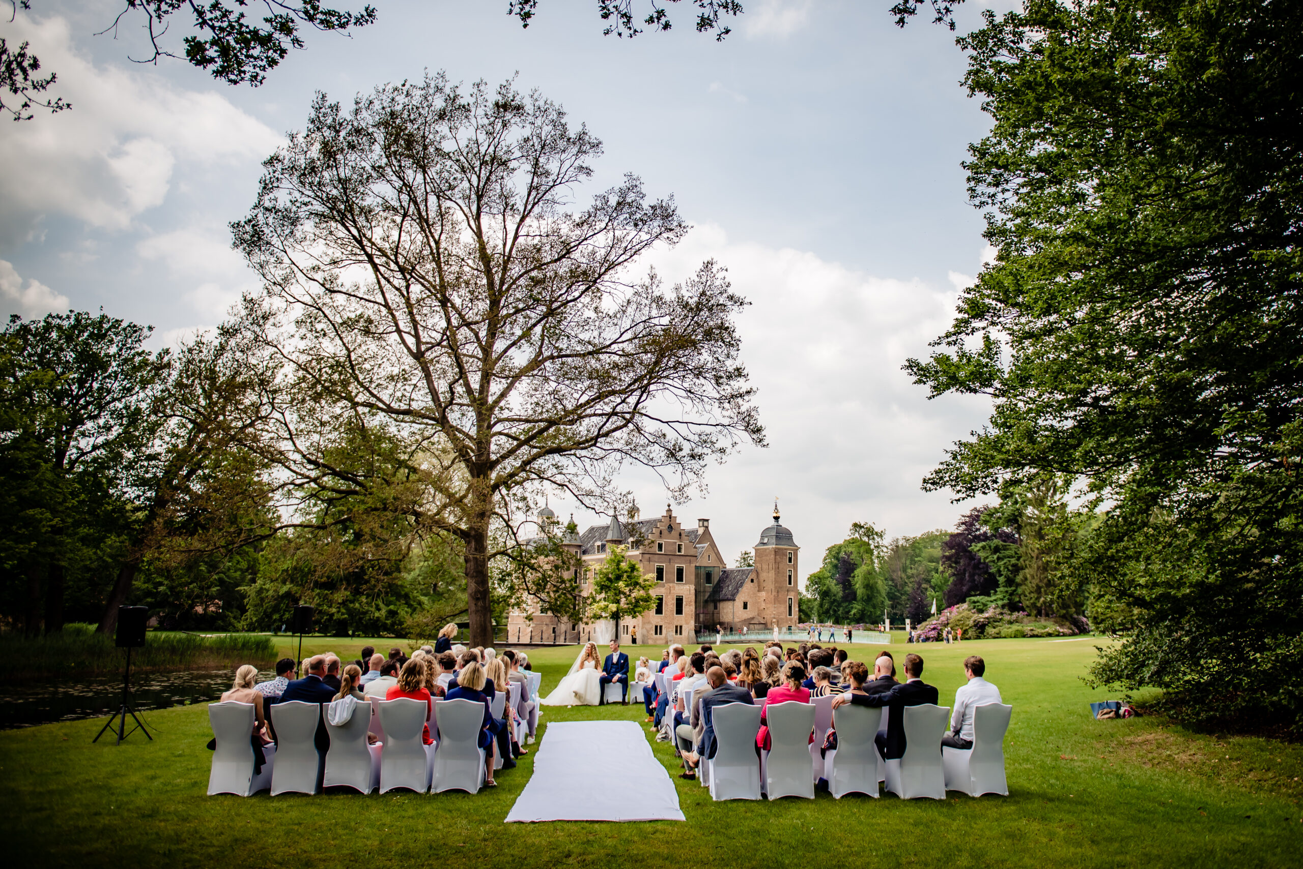 ceremonie-uitzicht-kasteel-groen-boom-plaatje-bruidspaar-gasten