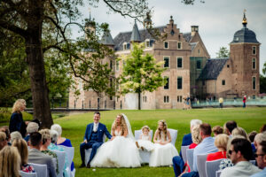 bruiloft-uitzicht-kasteel-bruidspaar-trouwopstelling-buiten