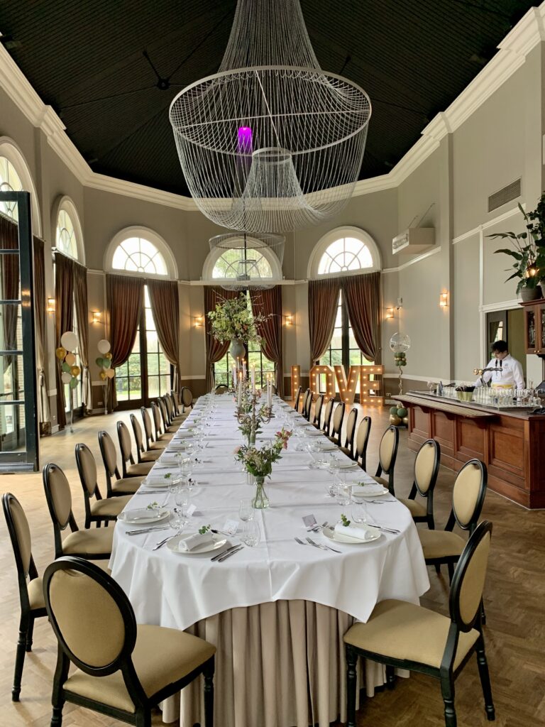 private-dining-groep-diner-tafel-lang-opgedekt-event
