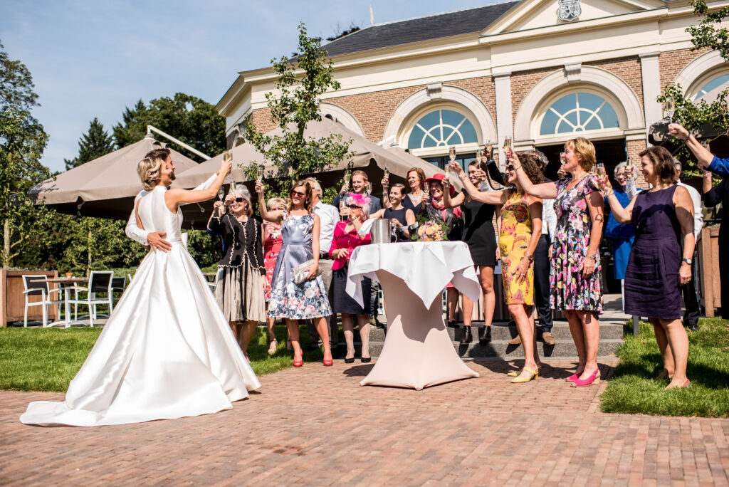 toasten-bubbels-gefeliciteerd-borrel-netgetrouwd-vrienden-familie