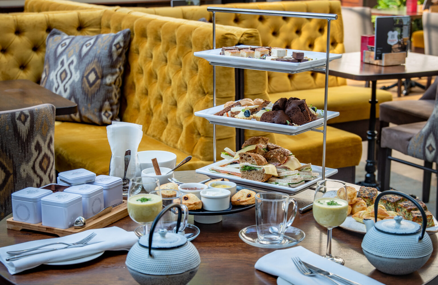 high-tea-thee-zoetigheden-lekker-sfeervol