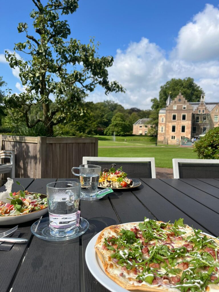 lunch-uitzicht-kasteel-terras