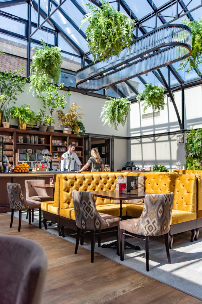 serre-licht-glas-plafond-groen-geel-sfeervol-lunch-gebak