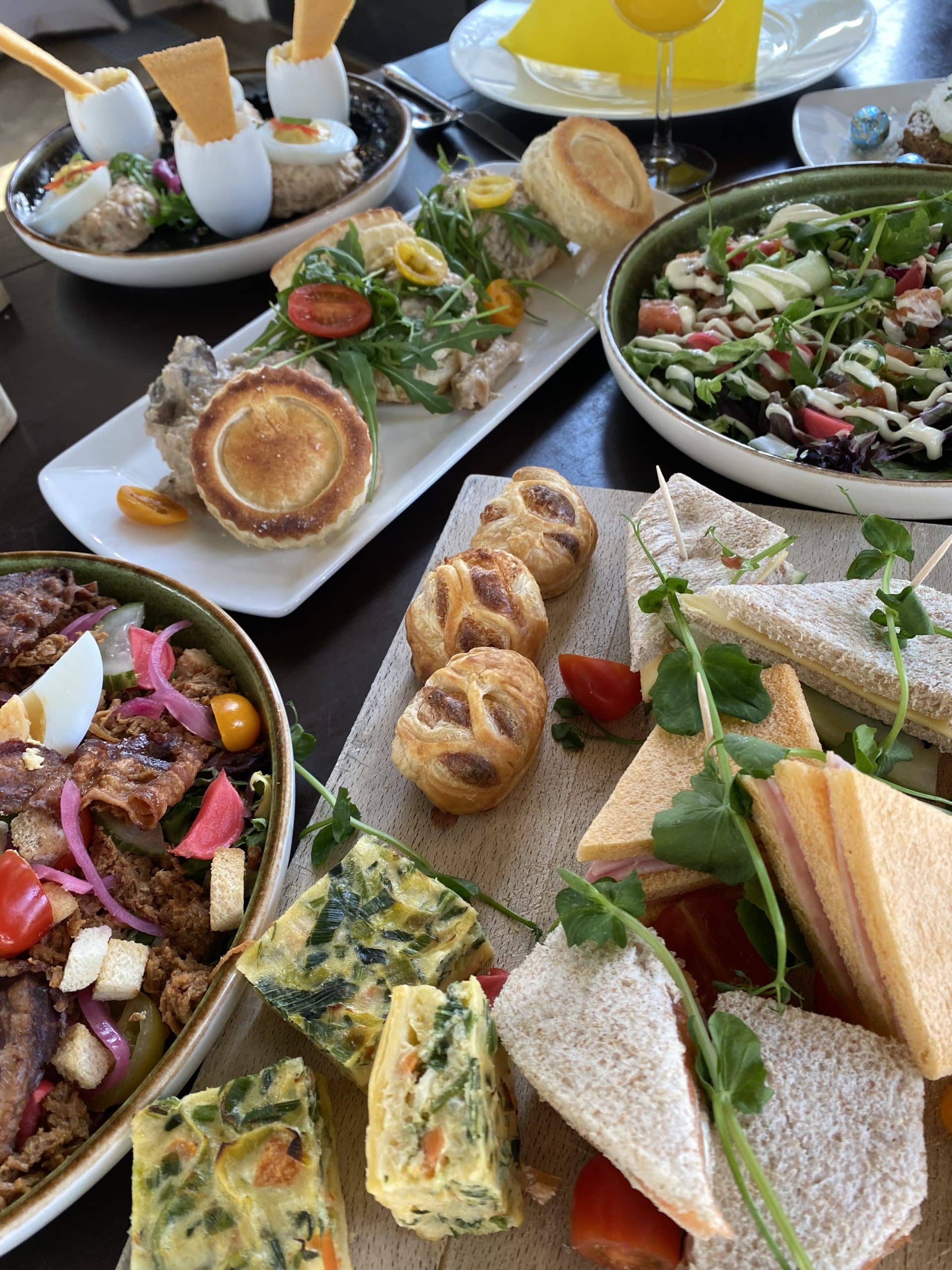 Pasen-Paasbrunch-brunchen-feestdag-broodjes-salades