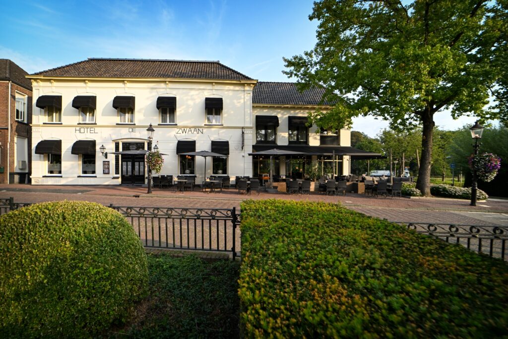 dezwaandelden-delden-gebouw-wit-sfeervol-terras
