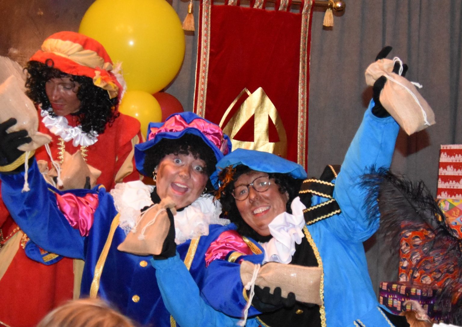 Sinterklaas-Delden-kindje-Jachtzaal-DeZwaan-Sinterklaasfeest2