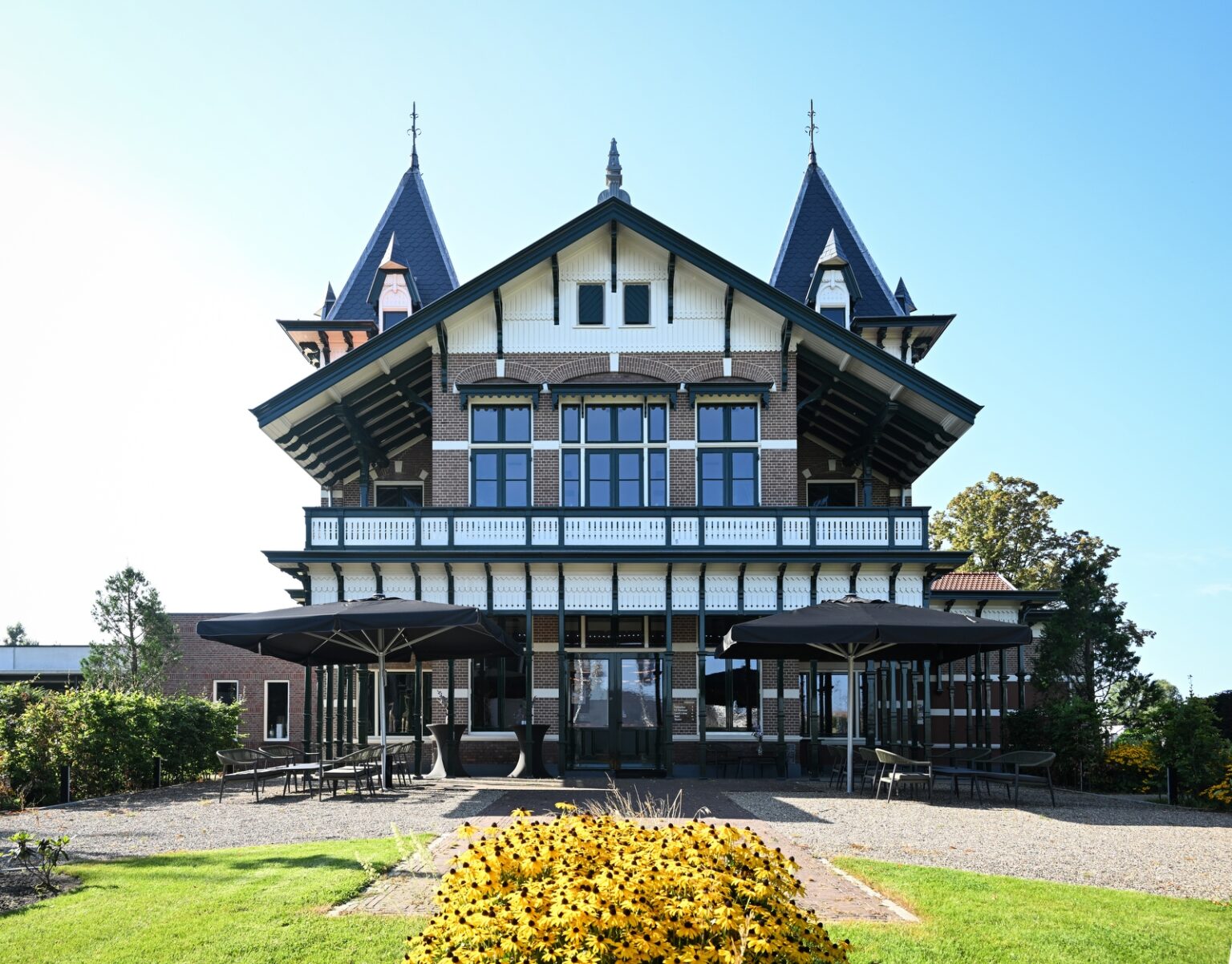 wapen-van-hengelo-voorzijde-pand-groen-monumentaal-pand-stork