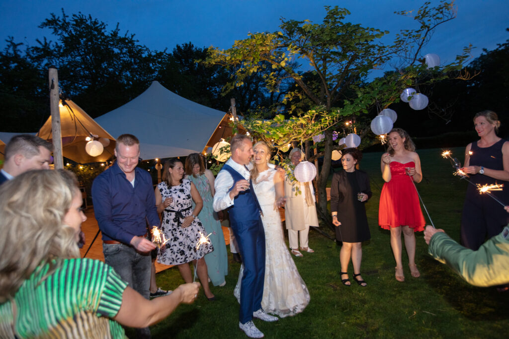 Bruiloft-Huwelijk-Twente-feestavond-gasten-bruidspaar