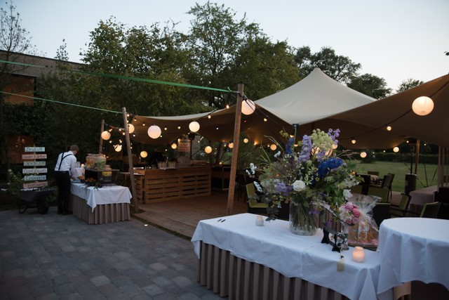 Ceremonie-Bruiloft-Huwelijk-Huwelijksvoltrekking-Twente-stretchtent-barbecue-buffet