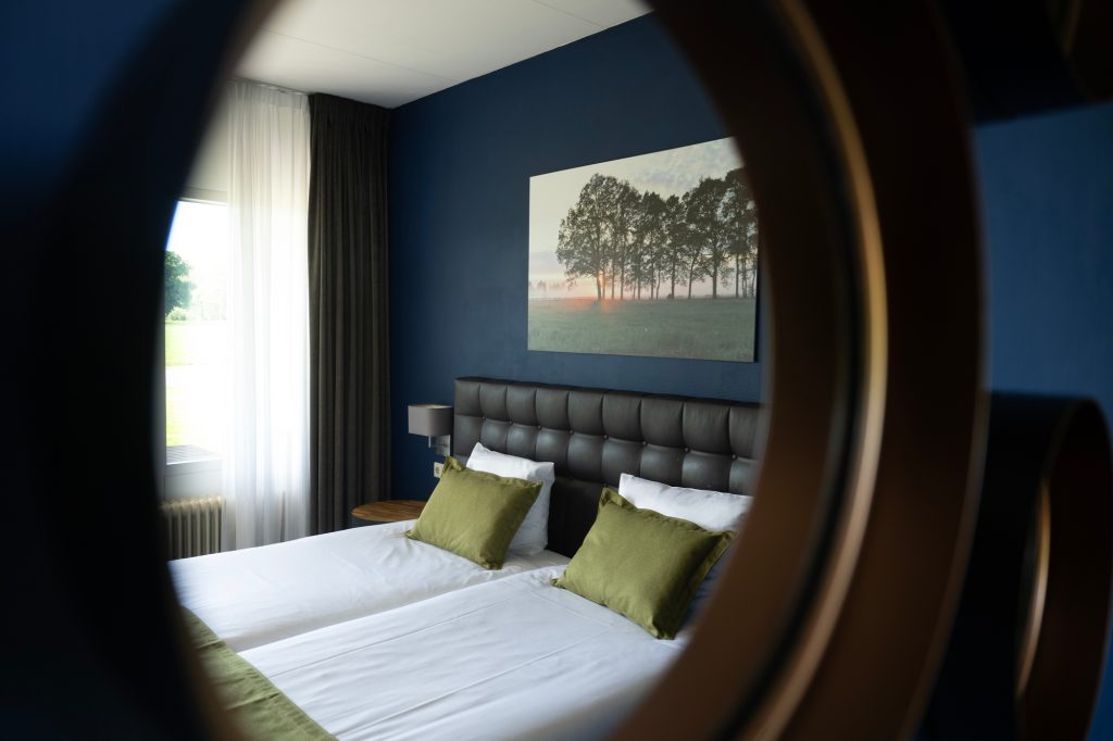 detail-hotelkamer-bed-spiegel