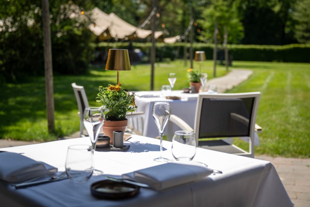 diner-terras-ingedekt-tafel-met-uitzicht