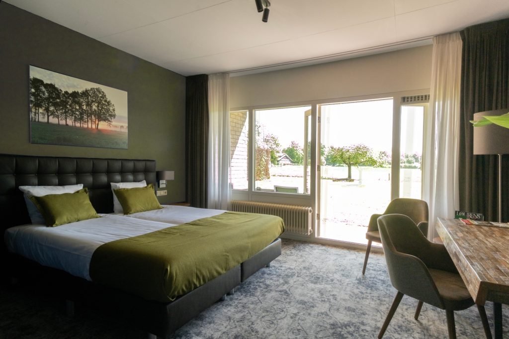 hotelkamer-uitzicht-sfeervol-groen-tweepersoonskamer