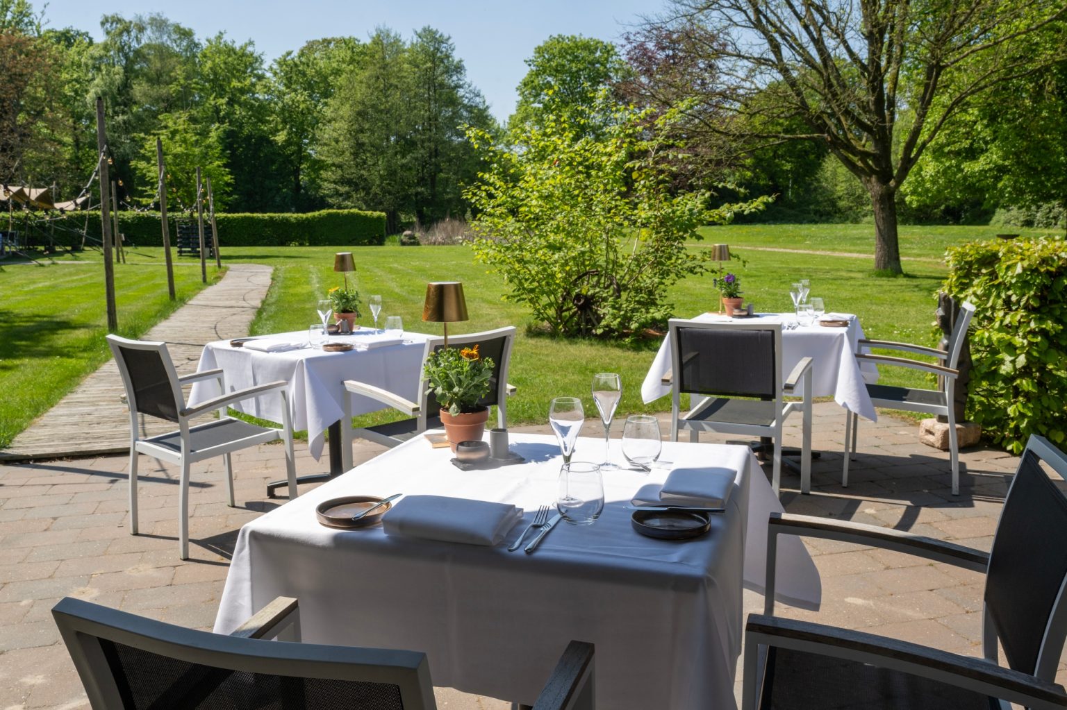 tafels-opgedekt-terras-uitzicht-landschap-diner-opstelling