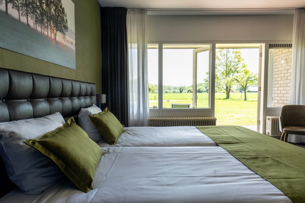 tweepersoonskamer-hotel-groen-uitzicht-landschap-terras